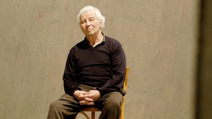 Ilya Kabakov prend la pose à Essen (Allemagne), le 12 septembre 2003. (VOLKER HARTMANN / DDP / AFP)