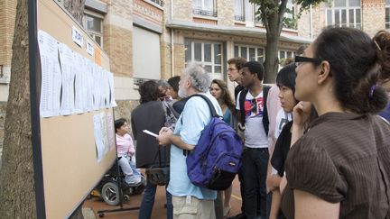 Des &eacute;l&egrave;ves du lyc&eacute;e Jules-Ferry, &agrave; Paris, consultent les r&eacute;sultats du bac 2009.&nbsp; (TILL JACKET / AFP)