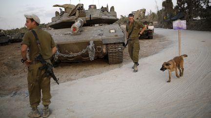 Des soldats isra&eacute;liens stationnent pr&egrave;s de la fronti&egrave;re avec la bande de Gaza, le 18 ao&ucirc;t 2014. (AMIR COHEN )