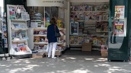 Un kiosque à journaux&nbsp;sur la place d'Alesia, à Paris,&nbsp;en juin 2020. (RICCARDO MILANI / HANS LUCAS)