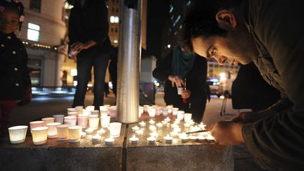 Partout des autels en hommage aux victimes de la fusillade de Newtown ont &eacute;t&eacute; &eacute;lev&eacute;s, comme ici &agrave; Oakland, en Californie, le 14 d&eacute;cembre 2012. (NOAH BERGER / REUTERS)