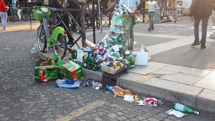 Poubelles qui débordent à Paris (illustration) (STÉPHANIE BERLU / FRANCEINFO / RADIO FRANCE)