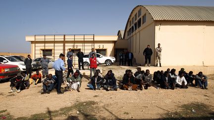 Des migrants dans un centre de détention dans le sud de Benghazi, en Libye, le 2 décembre 2017.&nbsp; (ABDULLAH DOMA / AFP)