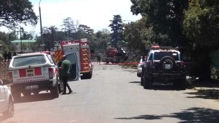 Les pompiers sont déployés après l'explosion d'un camion-citerne de gaz à Johannesburg, en Afrique du Sud, le 24 décembre 2022. (IHSAAN HAFFEJEE / ANADOLU AGENCY / AFP)