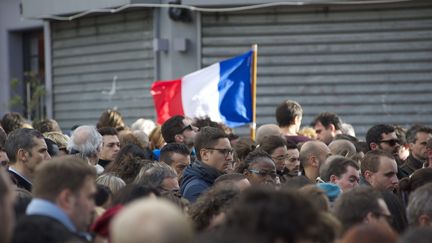 Des&nbsp;Parisiens rendent hommage aux victimes des attaques du 13 novembre, rue Bichat à Paris, le 16 novembre 2015. (PATRICE PIERROT / AFP)