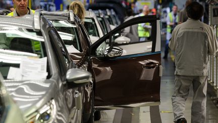 La ligne de production de l'usine PSA de Mulhouse (Haut-Rhin), le 7 mai 2013. (SEBASTIEN BOZON / AFP)