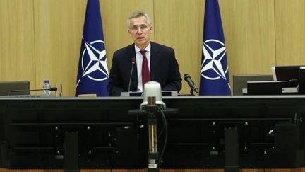 Le secrétaire général de l'OTAN Jens Stoltenberg lors d'une conférence à Bruxelles, le 17 juin 2020. (FRANCOIS LENOIR / REUTERS / POOL / ANADOLU AGENCY / AFP)