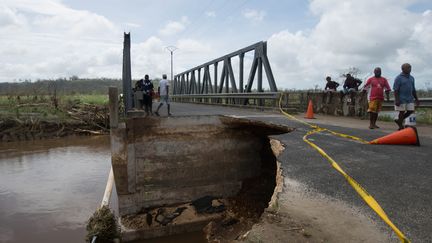 Les infrastructures de l'archipel n'ont pas &eacute;t&eacute; &eacute;pargn&eacute;es.&nbsp;"C'est un coup dur pour l'ensemble du pays. Apr&egrave;s tous les progr&egrave;s r&eacute;alis&eacute;s ces deux derni&egrave;res ann&eacute;es, ce puissant cyclone a compl&egrave;tement d&eacute;truit toutes les installations que le gouvernement avait b&acirc;ties", a d&eacute;plor&eacute; le pr&eacute;sident. (UNICEF PACIFIC / AFP)