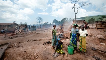 Des femmes et des jeunes filles (celle de droite a 13 ans) travaillent dans une mine d'or artisanale à Mgusu, dans la région de Geia, au nord de la Tanzanie, en 2013. (SANDRA GATKE / DPA)