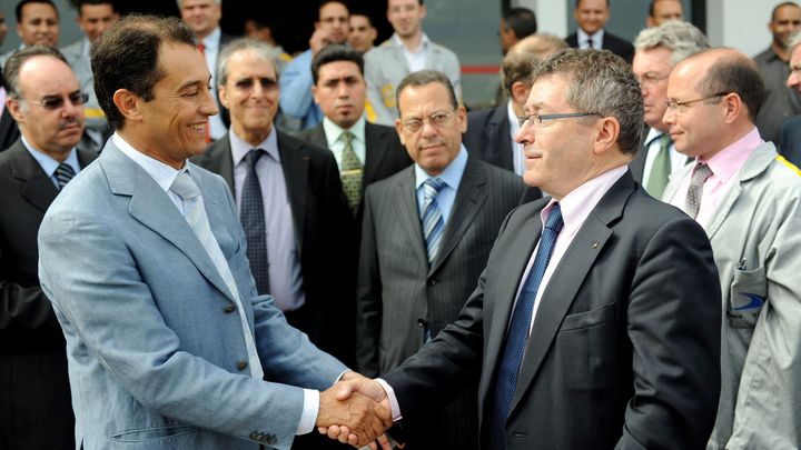 Ahmed Chami, ministre de l'Industrie du Maroc et Jacques Chauvet, DG de Renault Maroc, se serrent la main à l'issue d'une réunion à Casablanca le 3 juin 2009. (ABDELHAK SENNA / AFP)