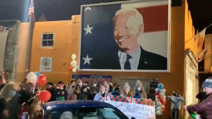 Un portrait de Joe Biden affiché dans le centre-ville de Ballina, en Irlande, le 7 novembre 2020. (CLLR. DUFFY (VIA STORYFUL))