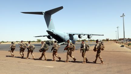 Des&nbsp;soldats français de l'opération Barkhane passant devant un Airbus A-400 M Atlas de l'armée de l'air sur la base de l'armée française de Tombouctou,&nbsp;le 5 décembre 2021. (THOMAS COEX / AFP)