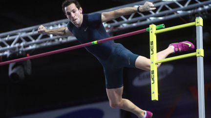 Le Fran&ccedil;ais Renaud Lavillenie a battu le record du monde de saut &agrave; la perche, le 15 f&eacute;vrier 2014 &agrave; Donetsk (Ukraine).&nbsp; (ALEXANDER KHUDOTEPLY / AFP)