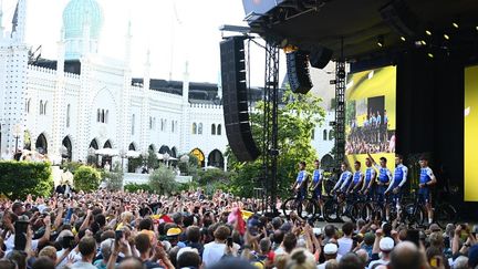 L'équipe Quick Step-Alpha Vinyl et ses trois coureurs danois ont été longuement ovationnés par le public lors de la présentation des coureurs à Copenhague mercredi. (JASPER JACOBS / BELGA MAG)