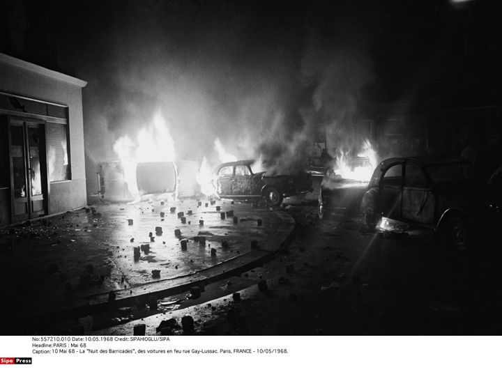 Des voitures en feu rue Gay-Lussac à Paris, dans la nuit du 10 au 11 mai 1968. (SIPAHIOGLU / SIPA)