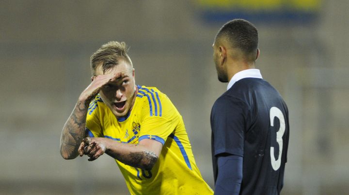 Moqu&eacute; par Layvin Kurzawa, John Guidetti (&agrave; g.) lui rend la pareille apr&egrave;s le but d&eacute;cisif des Espoirs su&eacute;dois. (© TT NEWS AGENCY / REUTERS / X02350)