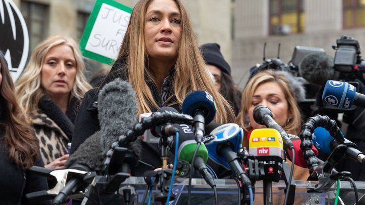 Dominique Huett s'adresse à la presse lors de la journée d'ouverture du procès de Harvey Weinstein au tribunal pénal de New York, le 6 janvier 2020. (RON ADAR / SOPA IMAGES / SIPA USA)