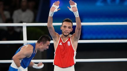 Si l'Ouzbek Hasanboy Dusmatov jubile, Billal Bennama n'est pas en reste. Dans la catégorie des -51 kg, le boxeur français de 26 ans se pare de l'argent pour conclure son parcours exemplaire sur le ring de Roland-Garros. (LECOCQ CEDRIC / KMSP)