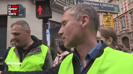 Les militants d'extrême droite Yvan Benedetti et Hervé Ryssen filmés par les équipes de "Quotidien", dimanche 6 octobre 2019 lors du défilé anti-PMA organisé à Paris. (QUOTIDIEN / TMC)