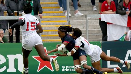 La troisième ligne Julie Annery marque un essai dans la petite finale de la Coupe du monde de rugby, à Belfast (Irlande du Nord), samedi 26 août 2017.&nbsp; (PAUL FAITH / AFP)