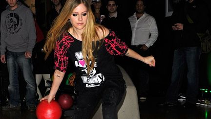 Quand elle &eacute;tait petite, Avril Lavigne faisait du "sk8te". Mais &agrave; 27 ans, il est temps pour la chanteuse d'adopter des loisirs plus calmes. Apr&egrave;s le bowling, on sugg&egrave;re &agrave; la demoiselle le "g0lf". (ANDREW WALKER / GETTY IMAGES / AFP)