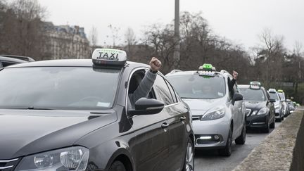 Des chauffeurs de taxi bloquant le périphérique parisien, le 28 janvier 2016. (JULIEN PITINOME / NURPHOTO)