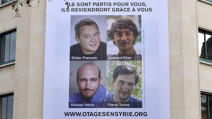 Affiche de soutien aux otages fran&ccedil;ais en Syrie, le 6 janvier 2014 &agrave; Paris.&nbsp; (ARNAUD GUILLAUME / SIPA)