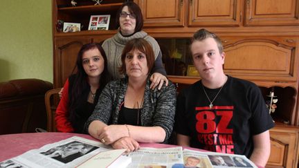 La famille d'Edouard Louis, l'auteur d'"En finir avec Eddy Bellegueule" dans leur maison à Hallencourt (Picardie)
 (PHOTOPQR/LE COURRIER PICARD)