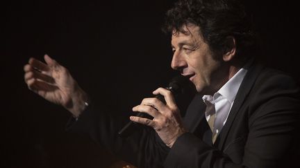 Patrick Bruel sur scène au Théâtre Mogador le 28 mars 2016.
 (MIGUEL MEDINA / AFP)