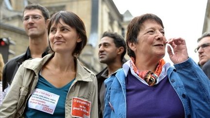 Nathalie Arthaud, candidate de Lutte Ouvrière, et Arlette Laguiller (BERTRAND LANGLOIS / AFP)