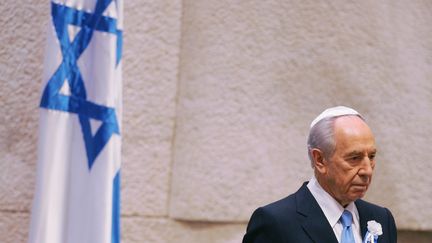 En 2007, après une longue traversée du désert,&nbsp;Shimon&nbsp;Peres remporte contre toute attente l'élection présidentielle et prête serment devant la Knesset, le parlement israélien, le 15 juillet 2007, à Jerusalem.&nbsp; (DAVID SILVERMAN / POOL)