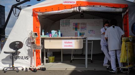 Une tente médicale devant les urgences de l'hôpital de Dumbea (Nouvelle-Calédonie), le 16 mars 2021. (THEO ROUBY / AFP)