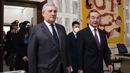 L'Italie se retire des routes de la soie. Le ministre italien des Affaires étrangères Antonio Tajani et son homologue chinois Wang Yi à Rome, en Italie, le 16 février 2023. (ANGELO CARCONI / ANSA/ EPA/ MAXPPP)