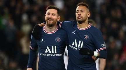 Lionel Messi et Neymar au Parc des Princes, le 3 avril 2022. (FRANCK FIFE / AFP)