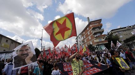 &nbsp; (Le drapeau du PKK et le portrait de son leader emprisonné Abdullah Ocalan © Reuters-Murad Sezer)