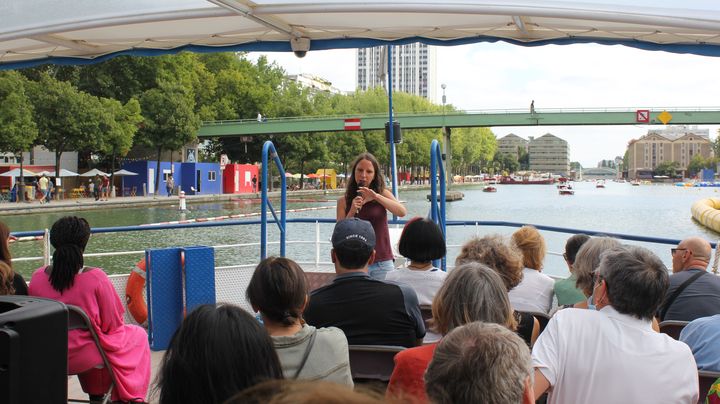 Thomasine Zoler, guide conférencière et historienne de l'art, anime certaines des croisières street-art sur le canal de l'Ourcq.&nbsp; (VINCENT CHARTIER)