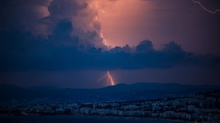 Un orage au-dessus de Nice, le 14 août 2024, dans les Alpes-Maritimes. (VALERY HACHE / AFP)