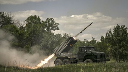 Des soldats ukrainiens tirent un missile sur les positions russes, le 7 juin 2022 dans le Donbass. (ARIS MESSINIS / AFP)