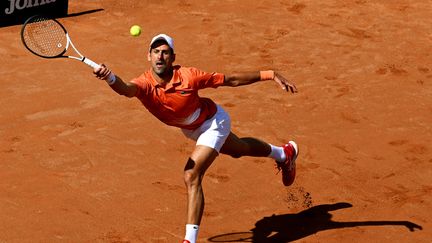 Novak Djokovic lors de la finale du Masters 1000 de Rome, le 15 mars 2022, contre Stefanos Tsitsipas. (TIZIANA FABI / AFP)