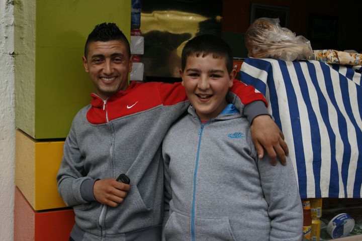 Nasradine et un habitant plus jeune de la Casbah d'Alger (Alg&eacute;rie), le 15 avril 2014. (GAEL COGNE / FRANCETV INFO)