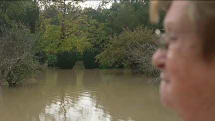 Dans l'Essonne, le Loir-et-Cher et en Eure-et-Loir, les secours sont mobilisés samedi 12 octobre. Les habitants retrouvent leurs foyers gorgés d'humidité et de boue. La décrue se poursuit lentement et de nombreuses questions subsistent pour les sinistrés. (Franceinfo)