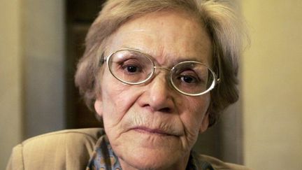 La sénatrice algérienne démissionnaire, Louisette Ighilahriz, grande moujahida (combattante) du FLN, le 8 septembre 2005 au palais de justice de Paris. (Joel Robine/AFP)