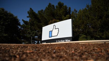 Le symbole "like" de Facebook au siège du réseau social à Menlo Park, en Californie (Etats-Unis), le 23 octobre 2019. (JOSH EDELSON / AFP)