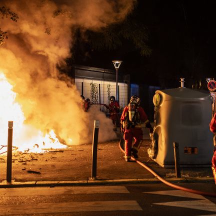 Des pompiers interviennent pour éteindre un incendie après des heurts aux Lilas, en Seine-Saint-Denis, le 29 juin 2023. (GAUTHIER BEDRIGNANS / HANS LUCAS / AFP)