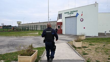 Un représentant de l'administration pénitentiaire devant la prison&nbsp;d'Arles (Bouches-du-Rhône), le 2 mars 2022. (PASCAL GUYOT / AFP)