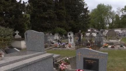 Dans le Gard, à Saint-Julien-de-Cassagnas, un cimetière a été profané durant le week-end pascal. Une soixantaine de croix ont été brisées ou renversées. (FRANCE 2)