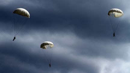 Des parachutistes lors d'un air show à Minsk, en Ukraine en 2014. (SERGEI GAPON / AFP)