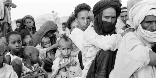 Des familles touarègues, qui ont dû fuir la famine, attendent d'être ravitaillées dans un camp de la Croix-Rouge à Gao (Mali) le 27 mai 1985. (AFP - Daniel Laine)