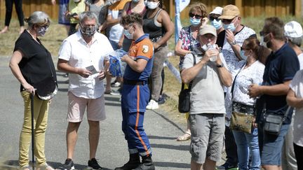 Une longue file d'attente de personnes venues se faire dépister du coronavirus à Laval (Mayenne) le 1er juillet 2020. (JEAN-FRANCOIS MONIER / AFP)