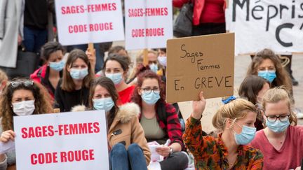 Une manifestation de sages-femmes à Toulouse (Haute-Garonne), le 5 mai 2021. (FREDERIC SCHEIBER / HANS LUCAS VIA AFP)